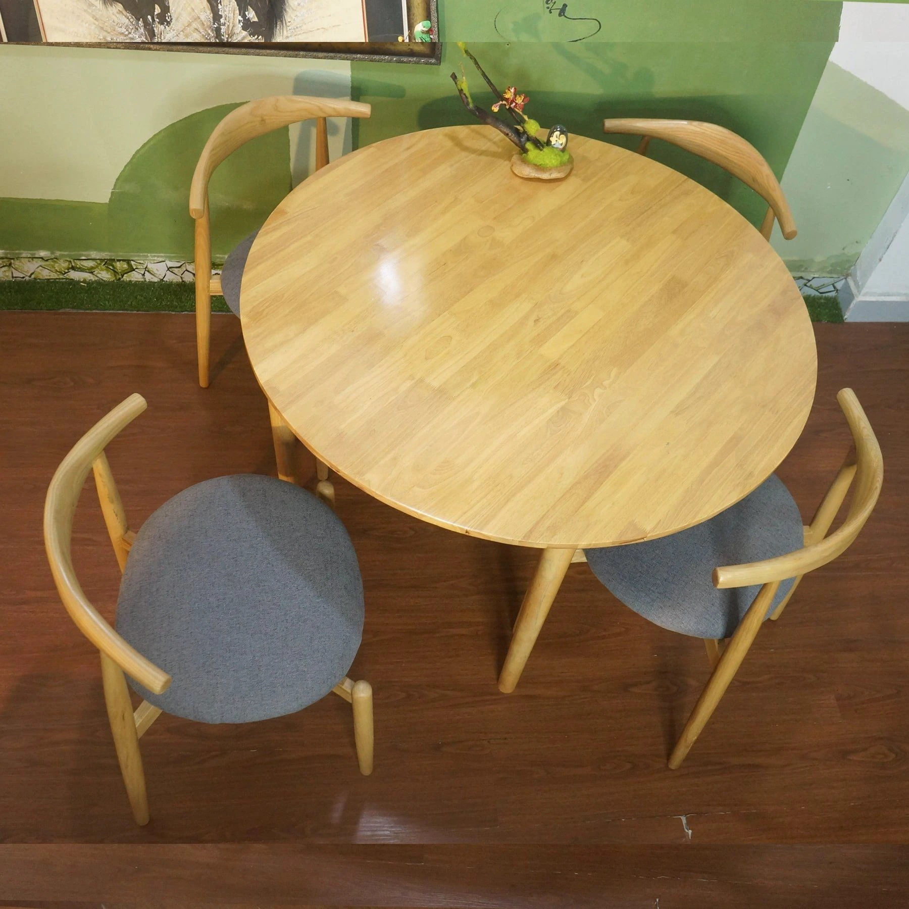 Mango Round Table and 4 Bull Chairs Dining Set