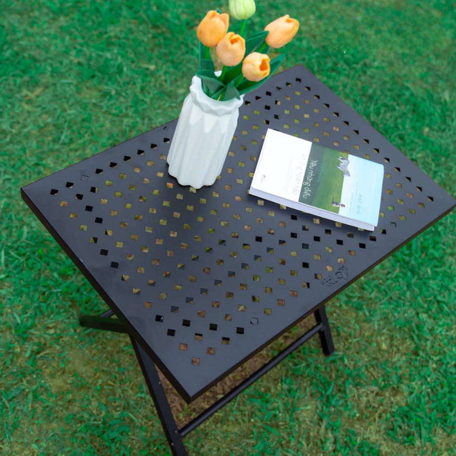 Folding Metal Patio Side Table – Diamond Pattern – Powder Coated Weather-Resistant Outdoor End Table – Sturdy X-Shaped Iron Frame for Café, Balcony & Garden
