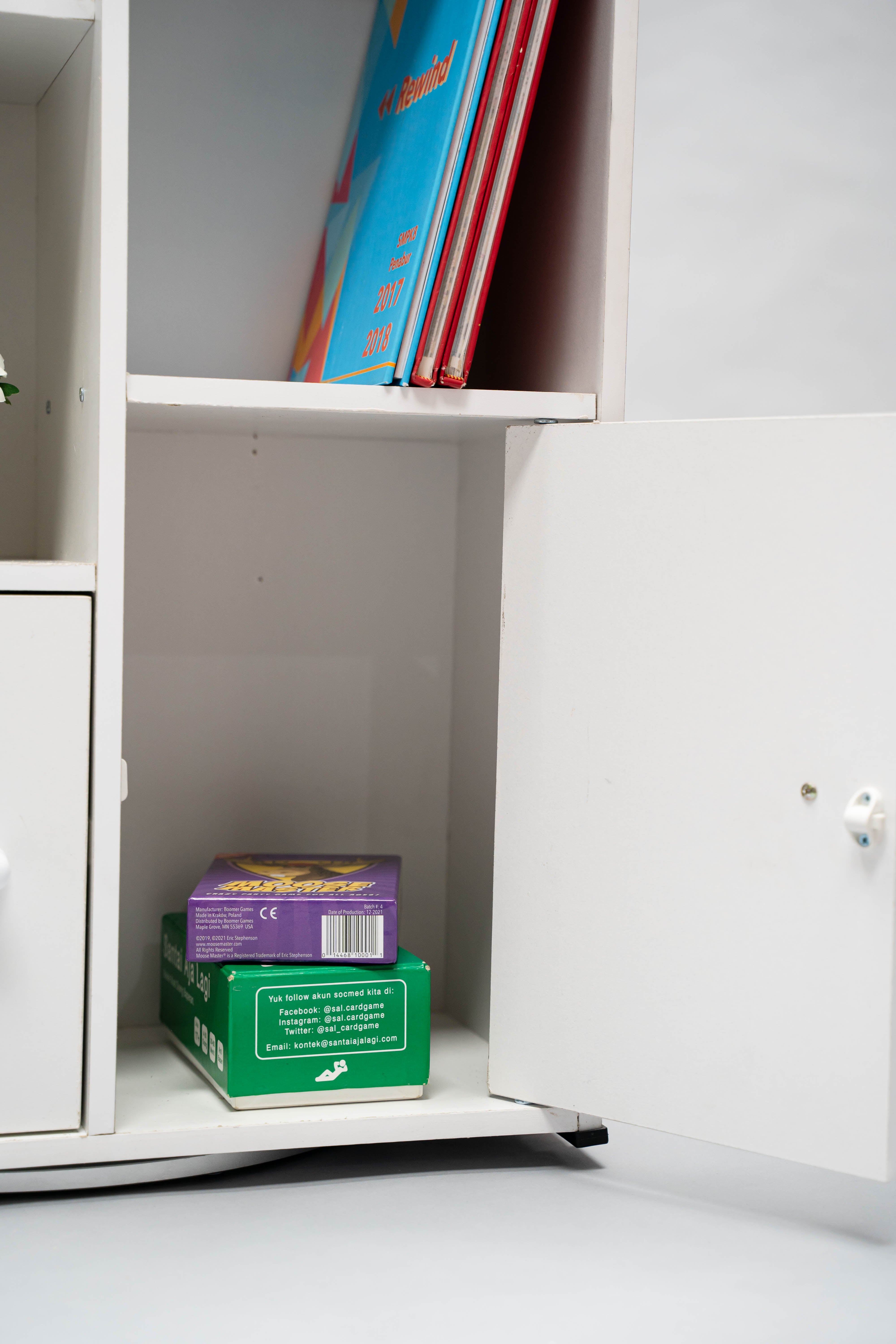 Modern Wooden Storage Cabinet with Doors – 6-Tier White Bookshelf & Organizer for Living Room or Office, 19.5 x 9.3 x 41.7 in (496 x 236 x 1060 mm)